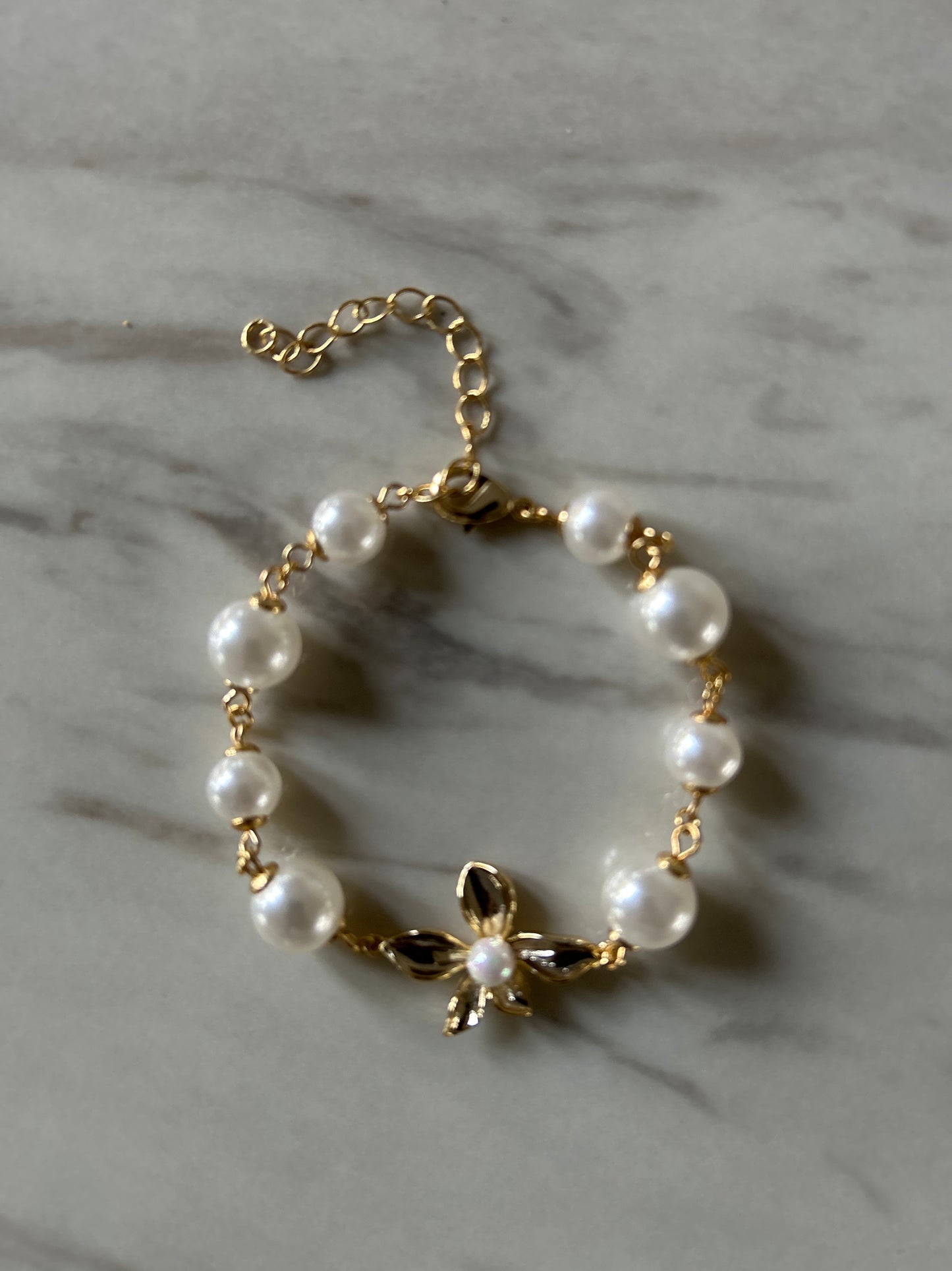 elegant bracelet features lustrous white pearls