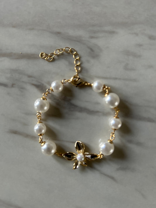 elegant bracelet features lustrous white pearls